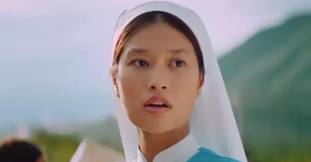 Hiếm thấy nàng hậu Việt nào chịu chơi cỡ này: Để mặt mộc hoàn toàn trên phim