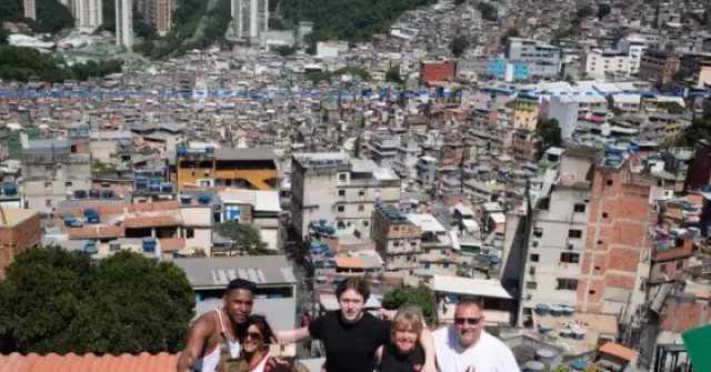 Háo hức xếp hàng 2 tiếng để được check-in 'cổng trời' khu ổ chuột