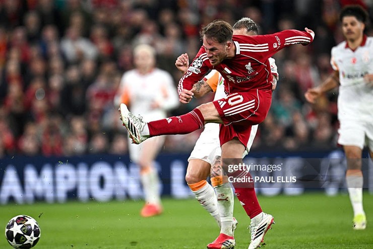 Hàng công của Liverpool chơi không sắc sảo ở hiệp một