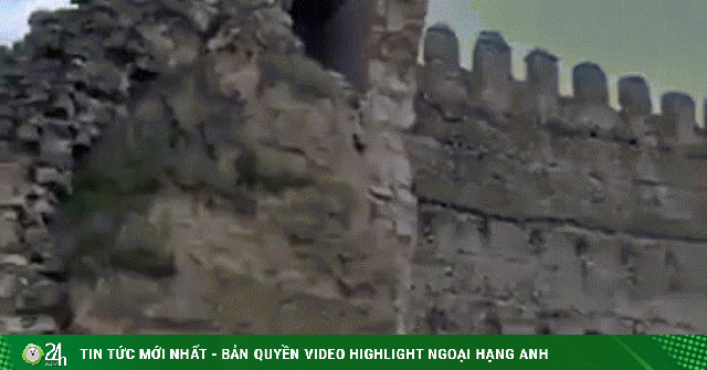 Lâu đài cổ đổ sập trước mặt du khách