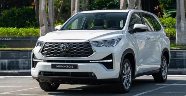 VinFast VF7 thuần điện c&oacute; lợi thế g&igrave; so với Innova Cross Hybrid trong tầm gi&aacute; dưới 1 tỷ đồng? - 2