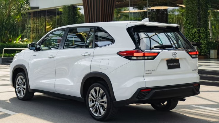 VinFast VF7 thuần điện c&oacute; lợi thế g&igrave; so với Innova Cross Hybrid trong tầm gi&aacute; dưới 1 tỷ đồng? - 4