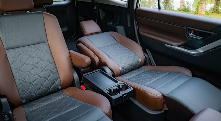 VinFast VF7 thuần điện c&oacute; lợi thế g&igrave; so với Innova Cross Hybrid trong tầm gi&aacute; dưới 1 tỷ đồng? - 10