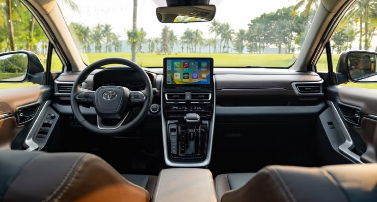 VinFast VF7 thuần điện c&oacute; lợi thế g&igrave; so với Innova Cross Hybrid trong tầm gi&aacute; dưới 1 tỷ đồng? - 8