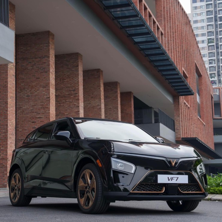 VinFast VF7 thuần điện c&oacute; lợi thế g&igrave; so với Innova Cross Hybrid trong tầm gi&aacute; dưới 1 tỷ đồng? - 1