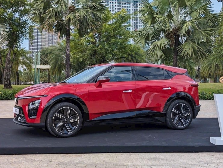 VinFast VF7 thuần điện c&oacute; lợi thế g&igrave; so với Innova Cross Hybrid trong tầm gi&aacute; dưới 1 tỷ đồng? - 3