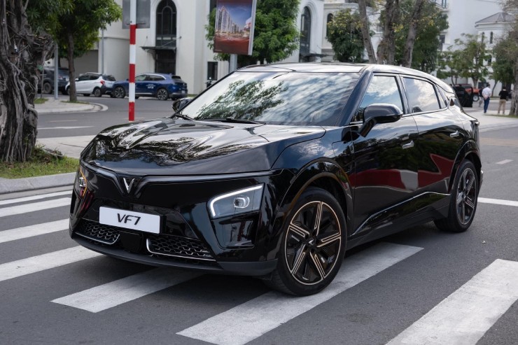 VinFast VF7 thuần điện c&oacute; lợi thế g&igrave; so với Innova Cross Hybrid trong tầm gi&aacute; dưới 1 tỷ đồng? - 5