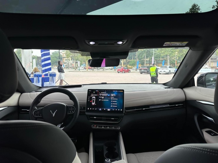 VinFast VF7 thuần điện c&oacute; lợi thế g&igrave; so với Innova Cross Hybrid trong tầm gi&aacute; dưới 1 tỷ đồng? - 7