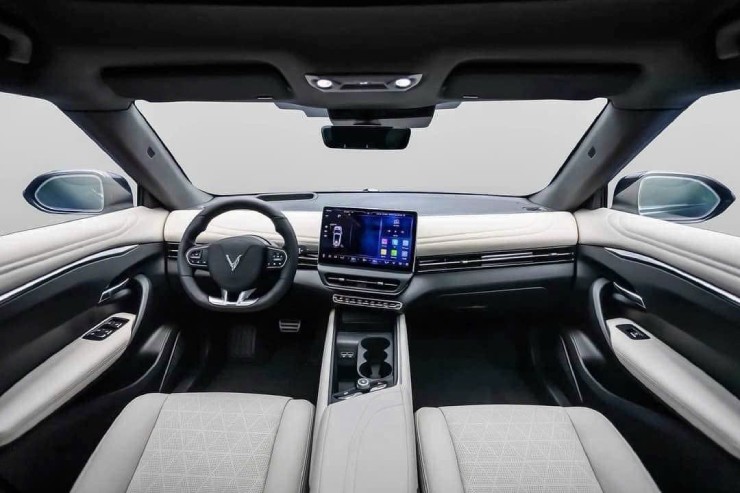 VinFast VF7 thuần điện c&oacute; lợi thế g&igrave; so với Innova Cross Hybrid trong tầm gi&aacute; dưới 1 tỷ đồng? - 9