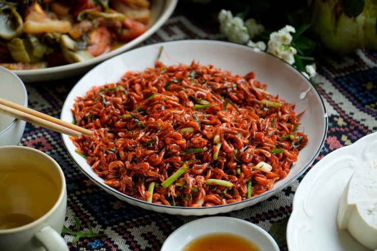 Món tép sông rang hấp dẫn Hải Đăng tự chế biến ở homestay