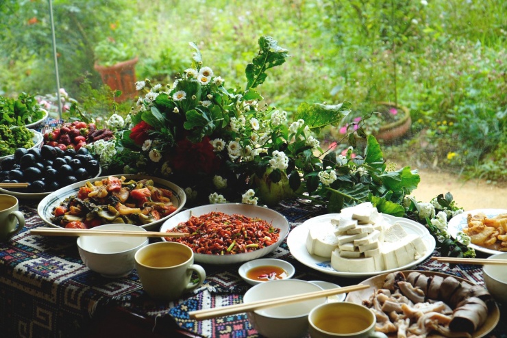 Bữa ăn mộc mạc với một số nguyên liệu "cây nhà lá vườn" ở bản Luộc