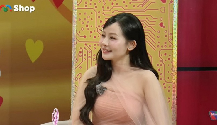 Trinh có ngoại hình xinh đẹp, trẻ trung. Ảnh cắt từ clip 