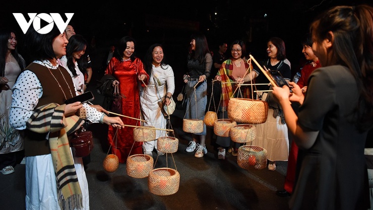 Du khách trải nghiệm tour đêm “Đền Hùng lung linh nguồn cội” được phát đèn lồng trước khi hành hương lên Đền thượng, nơi thờ các vua Hùng núi Nghĩa Lĩnh.