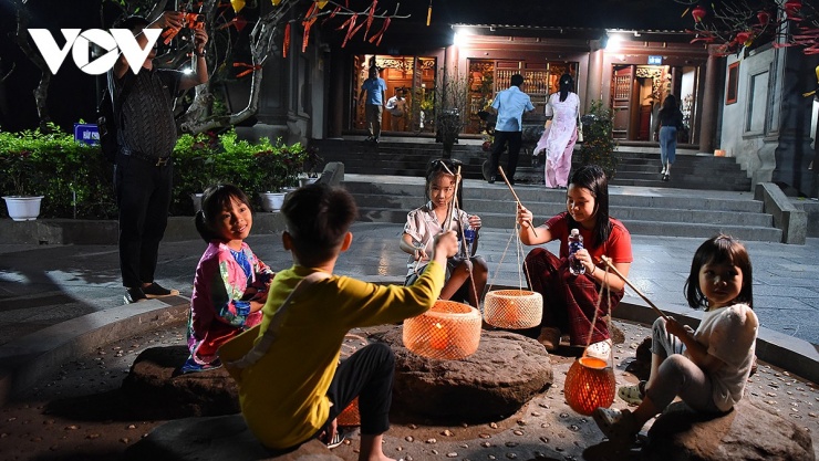 Những du khách nhí tham gia trải nghiệm tour đêm “Đền Hùng lung linh nguồn cội”