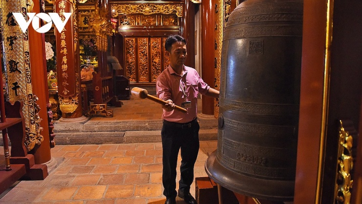 Thỉnh chuông trước khi dâng hương các vua Hùng.