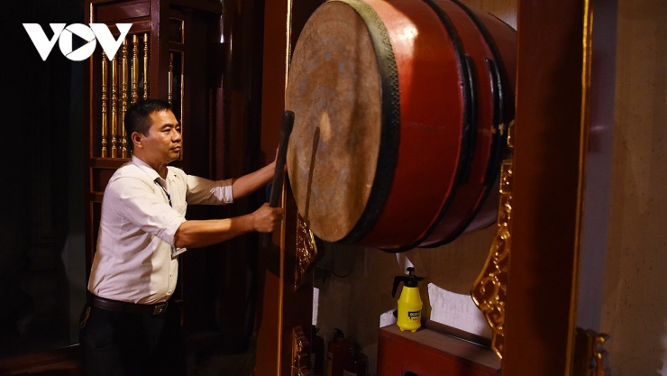 Thỉnh trống trước khi dâng hương các vua Hùng.