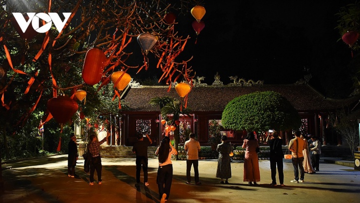 Khung cảnh đêm trên núi Nghĩa Lĩnh mang lại cảm giác thanh tịnh, gần gũi, mát mẻ cho du khách hành hương.