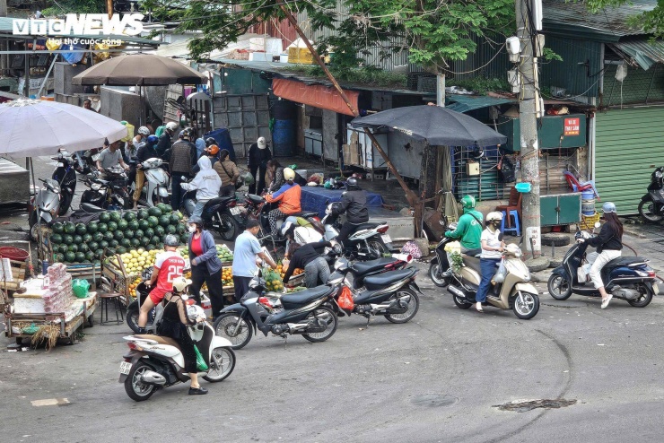 Tiểu thương chợ đầu mối Hà Nội chiếm vỉa hè, nháo nhác dọn hàng khi thấy công an - 3