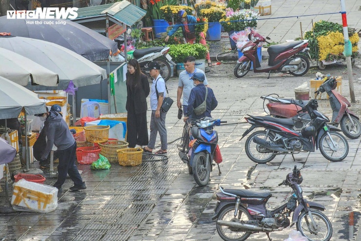 Bên cạnh đó, một số tiểu thương kinh doanh hải sản xả nước thải trực tiếp ra vỉa hè, gây mùi khó chịu và ảnh hưởng đến mỹ quan đô thị.