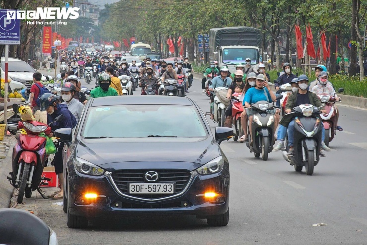 Tiểu thương chợ đầu mối Hà Nội chiếm vỉa hè, nháo nhác dọn hàng khi thấy công an - 7