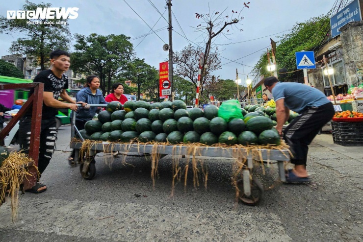 Chỉ cần nghe thấy tiếng còi hoặc thấy lực lượng công an từ xa, các tiểu thương lập tức thu dọn ô dù, nháo nhác đẩy xe hàng vào phía trong.