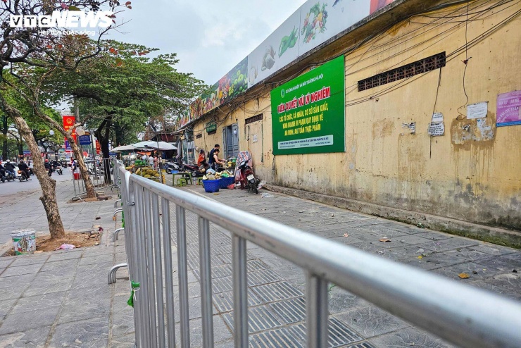 Trả lời phóng viên, chị N.T.N (tiểu thương buôn bán hoa quả tại khu vực chợ) cho biết, việc buôn bán trên vỉa hè chủ yếu xuất phát từ nhu cầu mưu sinh và thói quen mua bán của khách. Theo chị, nếu vào sâu bên trong chợ, lượng khách sẽ ít hơn, việc vận chuyển hàng hóa cũng bất tiện, trong khi chi phí thuê chỗ, bốc xếp có thể cao hơn. “Bán ngoài này khách đi đường tiện ghé mua, chứ vào trong thì khó bán hơn. Dù vậy, tôi cũng ý thức được việc lấn chiếm vỉa hè là sai, khi được lực lượng công an nhắc nhở, chúng tôi cũng nghiêm túc chấp hành”, chị N. nói.