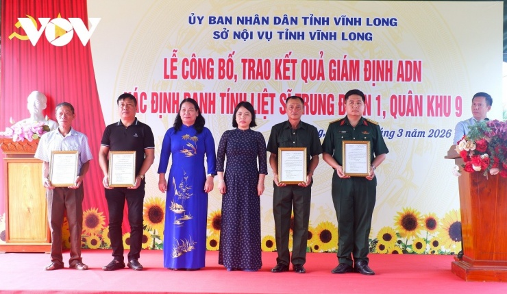 Lãnh đạo tỉnh Vĩnh Long trao quyết định kết quả xác định danh tính hài cốt liệt sĩ cho các thân nhân.