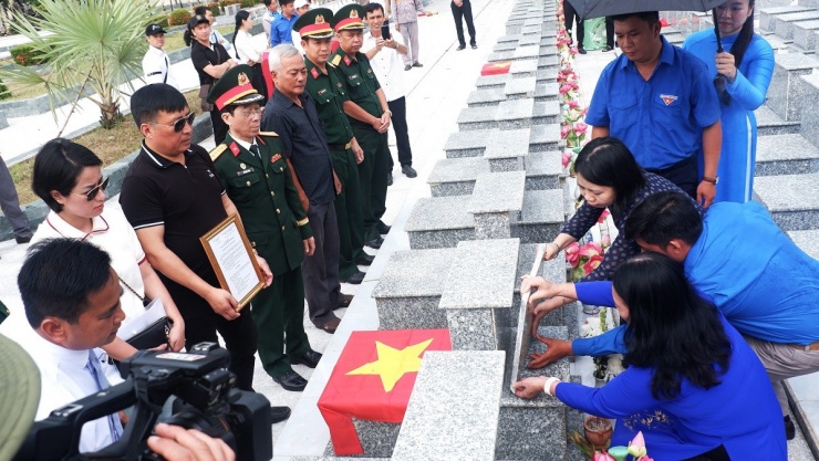 Thân nhân thắp hương cho liệt sĩ