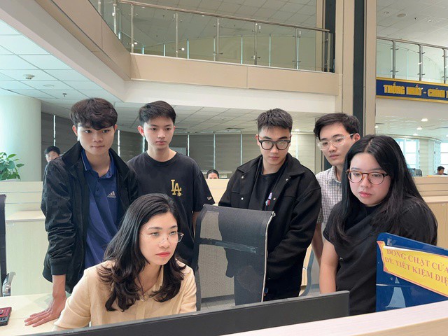 Dự báo viên Trung tâm Dự báo Khí tượng Thủy văn Quốc gia đang hướng dẫn cho sinh viên thực tập.