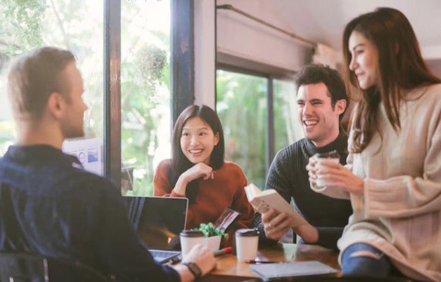 Việc được lãnh đạo tin tưởng, ưu ái là điều đáng mừng, nhưng người EQ cao hiểu rằng đây không phải chuyện nên chia sẻ rộng rãi. Ảnh minh họa