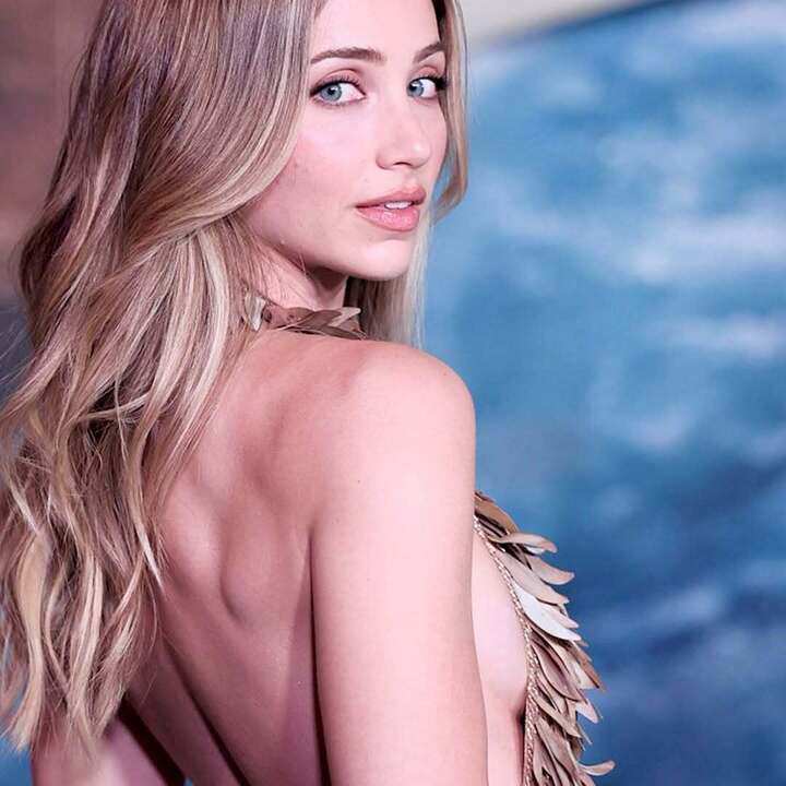 Đôi mắt xanh, gương mặt sắc nét cùng vóc dáng khỏe khoắn giúp cô trở thành lựa chọn phù hợp cho vai diễn.