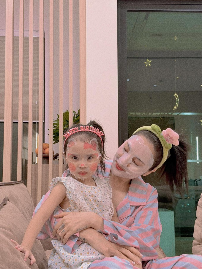 Ảnh sao 20/3: Hòa Minzy nắm chặt tay Văn Cương trong buổi ra mắt với đơn vị - 11