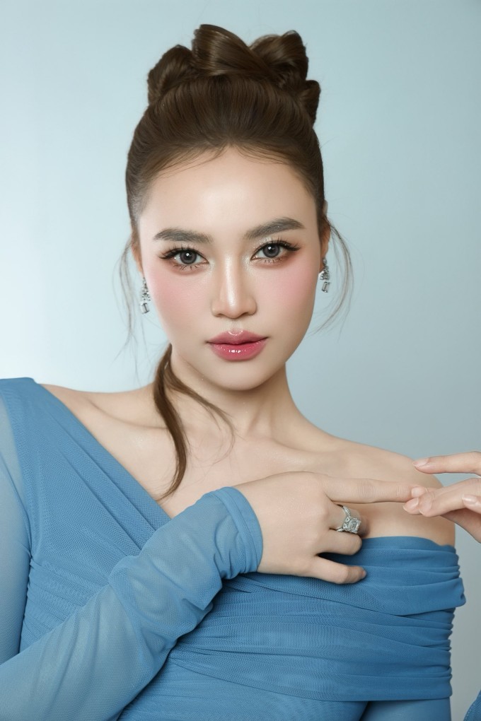 Ảnh sao 20/3: Hòa Minzy nắm chặt tay Văn Cương trong buổi ra mắt với đơn vị - 9