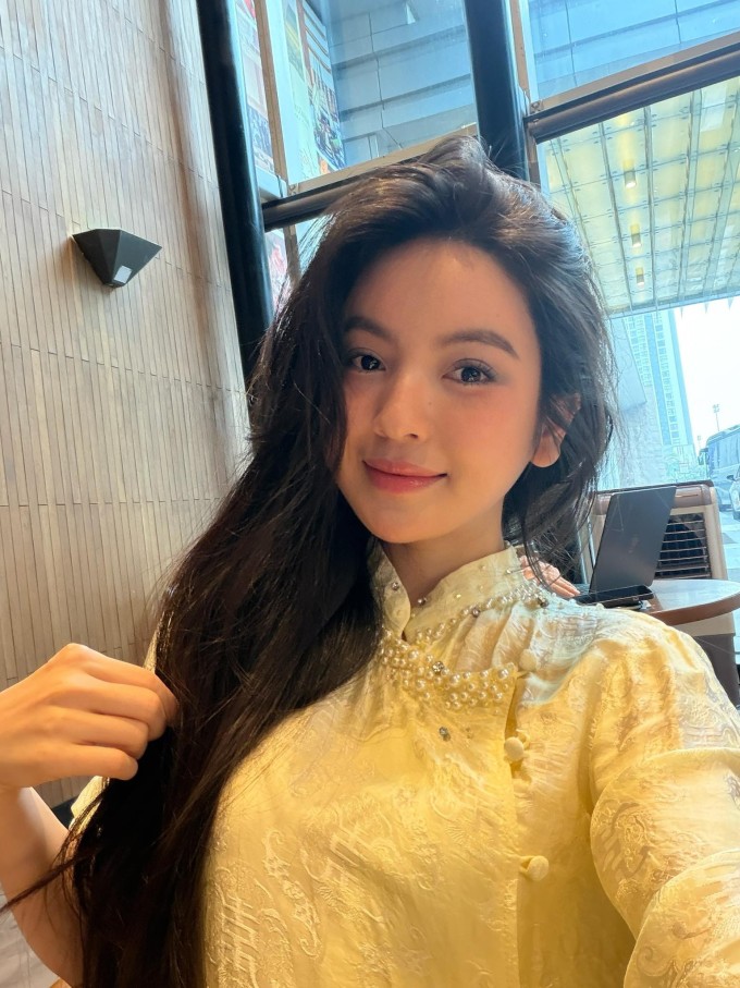 Ảnh sao 20/3: Hòa Minzy nắm chặt tay Văn Cương trong buổi ra mắt với đơn vị - 10