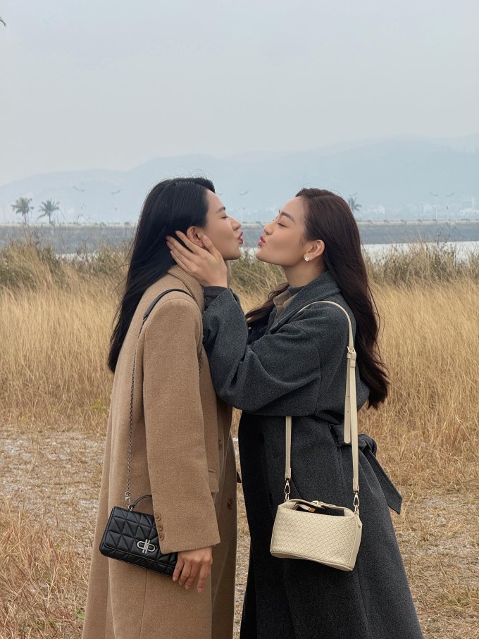 Ảnh sao 20/3: Hòa Minzy nắm chặt tay Văn Cương trong buổi ra mắt với đơn vị - 8