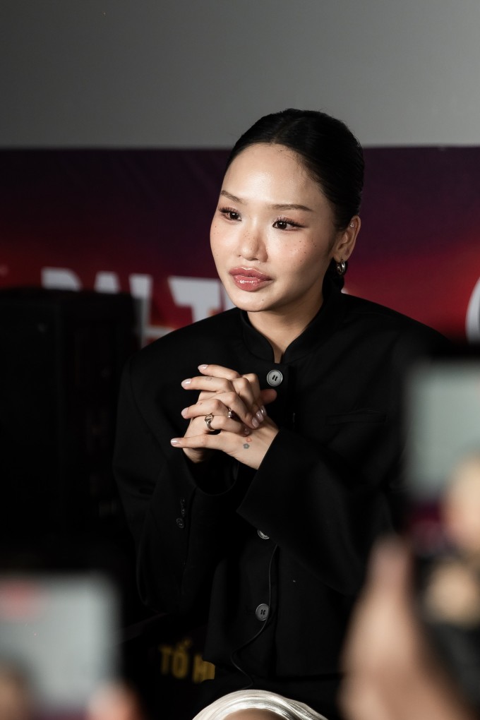 Ảnh sao 20/3: Hòa Minzy nắm chặt tay Văn Cương trong buổi ra mắt với đơn vị - 2