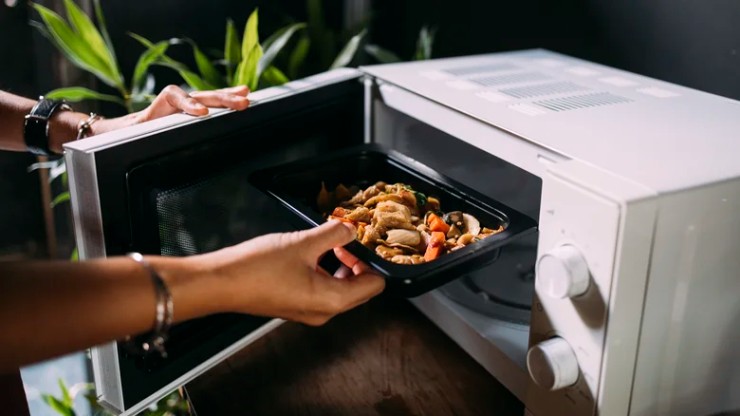 Lò vi sóng hoạt động ở tần số 2,45 GHz, trùng với tần số của Wi-Fi. Khi lò vi sóng hoạt động, nó có thể gây nhiễu tín hiệu Wi-Fi, dẫn đến kết nối chậm hoặc ngắt quãng. Giải pháp đơn giản là di chuyển router ra xa lò vi sóng hoặc nâng cấp lên băng tần 5 GHz.