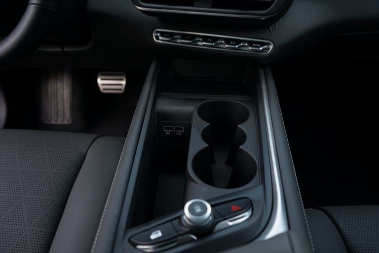 Khu vực để ly nước v&agrave; c&aacute;c n&uacute;t bấm tại khu vực trung t&acirc;m.