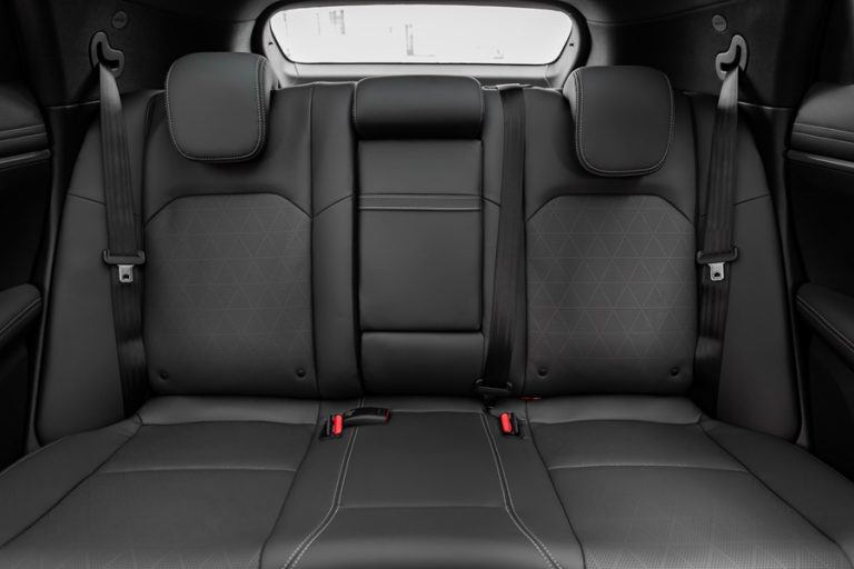 H&agrave;ng ghế sau c&oacute; phần hơi đứng tạo cảm gi&aacute;c kh&oacute; chịu cho người d&ugrave;ng khi đi h&agrave;nh tr&igrave;nh d&agrave;i.