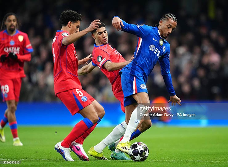 Chelsea (áo xanh) thua thảm PSG ở Champions League