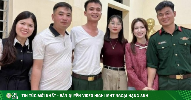 Ảnh sao 20/3: Hòa Minzy nắm chặt tay Văn Cương trong buổi ra mắt với đơn vị