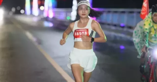 Những 'nữ chiến binh' xinh đẹp thắp lửa đường đua 21km Tiền Phong Marathon 2026