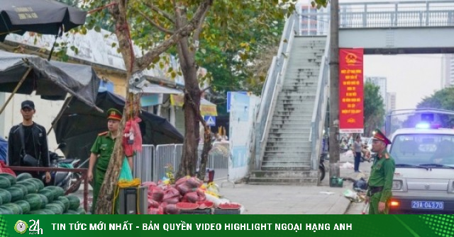 Tiểu thương chợ đầu mối Hà Nội chiếm vỉa hè, nháo nhác dọn hàng khi thấy công an