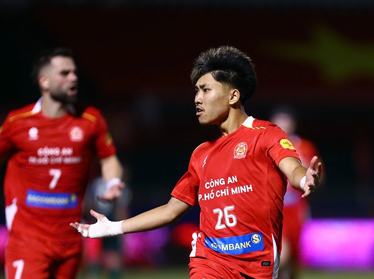 Khoa Ngô liên tiếp toả sáng trong màu áo CLB Công an TP.HCM.