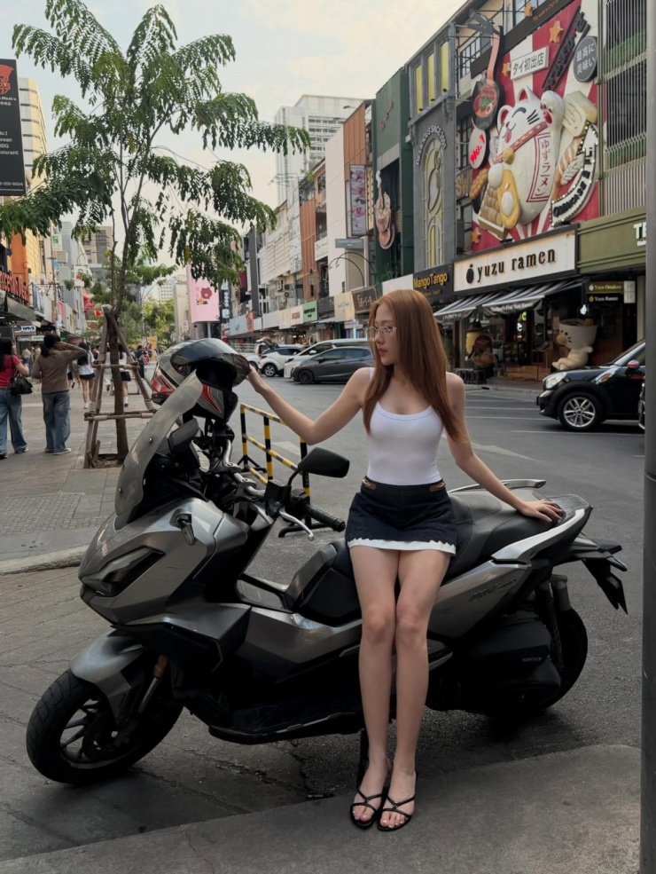 Trang phục khoe dáng 'mình dây' của em gái Trấn Thành - 6