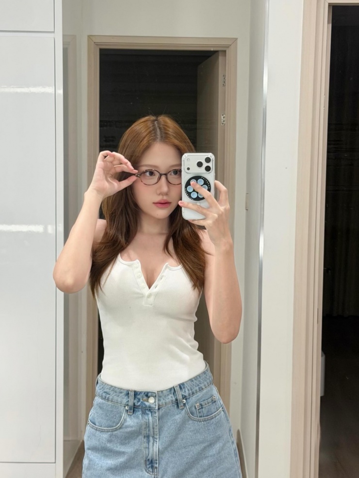 Trang phục khoe dáng 'mình dây' của em gái Trấn Thành - 8