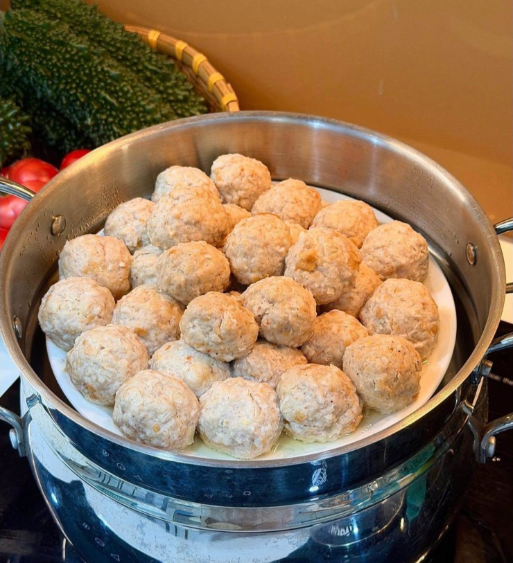 Hấp sơ trước khi rim với sốt cà