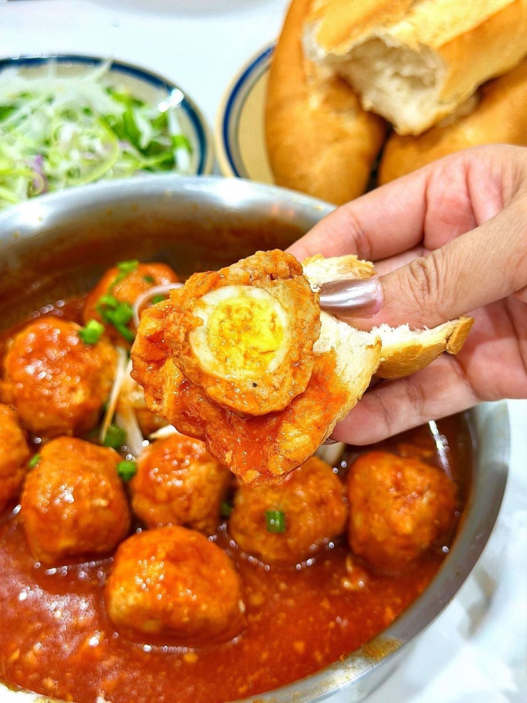 Ăn kèm bánh mì hoặc cơm đều ngon