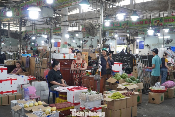 Mỗi ngày, chợ đầu mối Hòa Cường nhập về hàng trăm tấn hàng từ khắp các vùng miền.