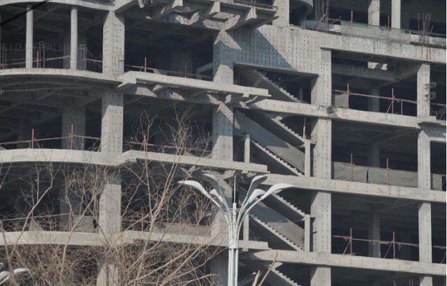 Niềm vui ngắn chẳng tày gang. Một ngày, họ bàng hoàng khi biết dự án mình đã mua nhà bất ngờ dừng thi công. Ảnh minh họa